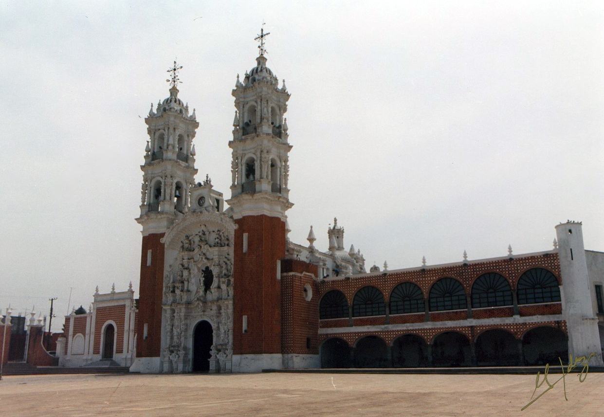 La basílica de Ocotlán con su atrio