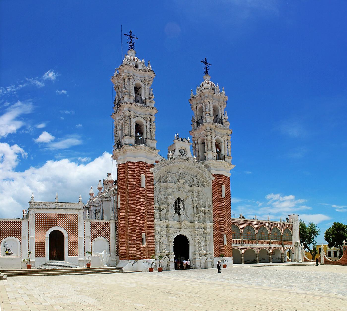Torres de ladrillo y argamasa de la Basílica de Ocotlán
