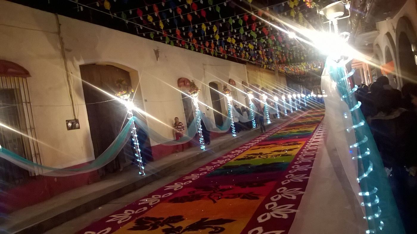 Calle de Huamantla alfombrada de aserrín en La Noche que Nadie Duerme