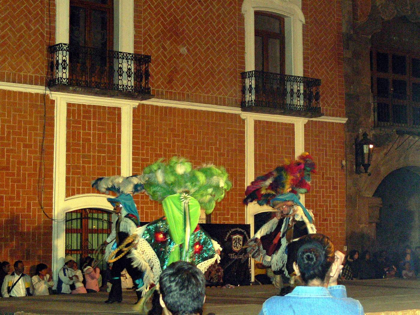 Danza tradicional frente al Palacio de Gobierno, en el zócalo